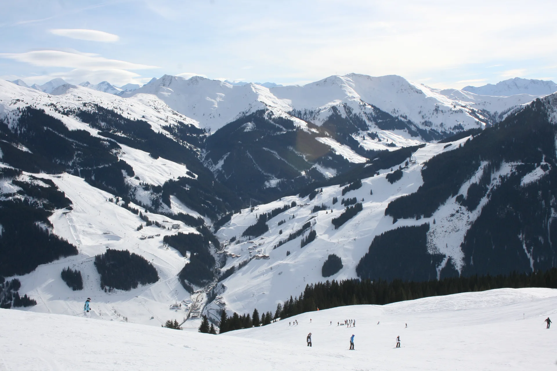 Snow-covered pistes and mountain slopes around the Hinterglemm valley in the Skicircus.